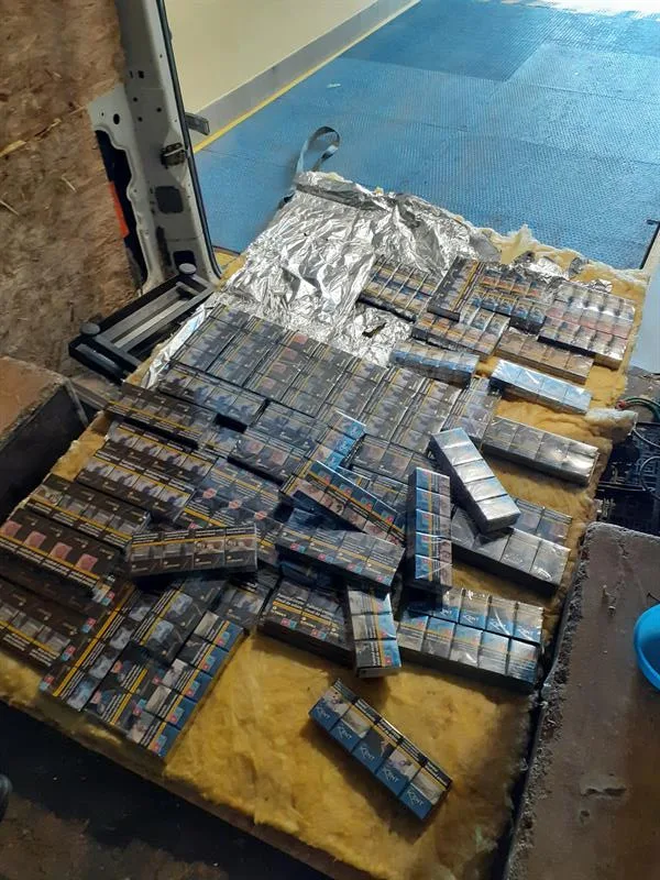 Řidič v dodávce s rumunskou značkou pašoval v důmyslném úkrytu tisíce nekolkovaných cigaret