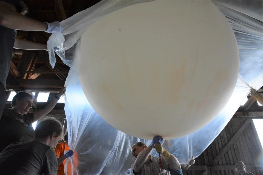 Mladí vědci poslali na hranici vesmíru balonovou sondu, nesla semínka hrachu, ale i třeba marshmallow
