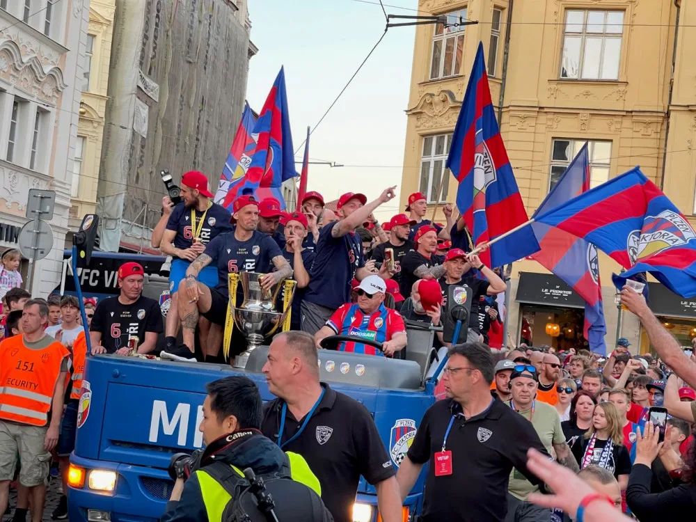 Plzeň je v extázi, fanoušci bouřlivě oslavují s hráči FC Viktoria Plzeň mistrovský titul