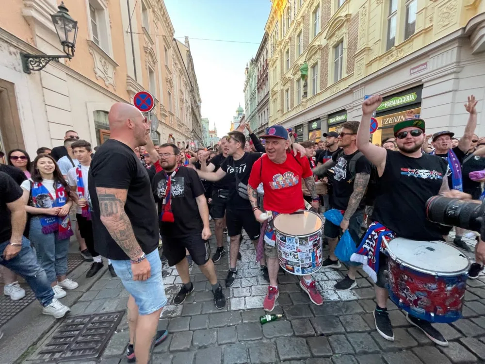 Plzeň je v extázi, fanoušci bouřlivě oslavují s hráči FC Viktoria Plzeň mistrovský titul