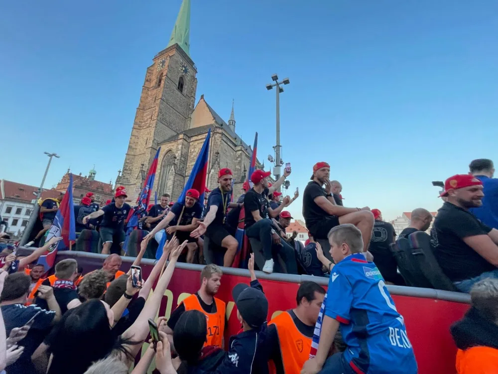 Plzeň je v extázi, fanoušci bouřlivě oslavují s hráči FC Viktoria Plzeň mistrovský titul