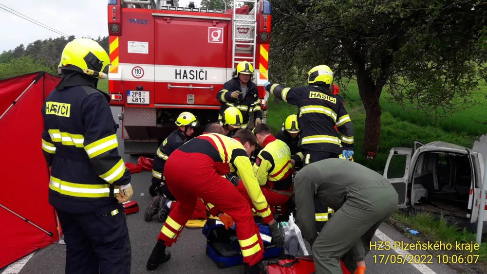 Po nárazu auta do stromu na Tachovsku bojuje spolujezdec muž o život, transportoval ho vrtulník do nemocnice