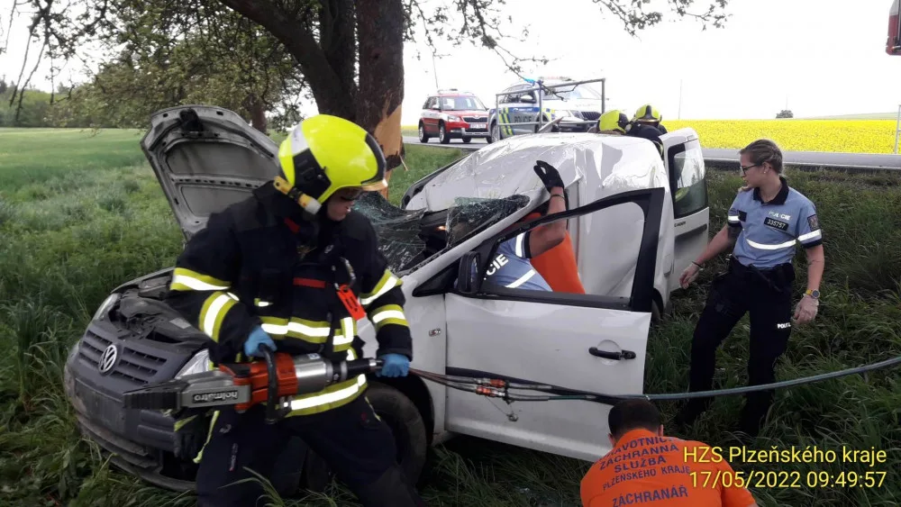 Po nárazu auta do stromu na Tachovsku bojuje spolujezdec muž o život, transportoval ho vrtulník do nemocnice