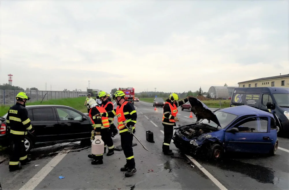 Na silnici I/20 u Příšova se srazila dvě osobní vozidla a dodávka.