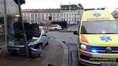 Mladá řidička se v Plzni zastavila až o semafor