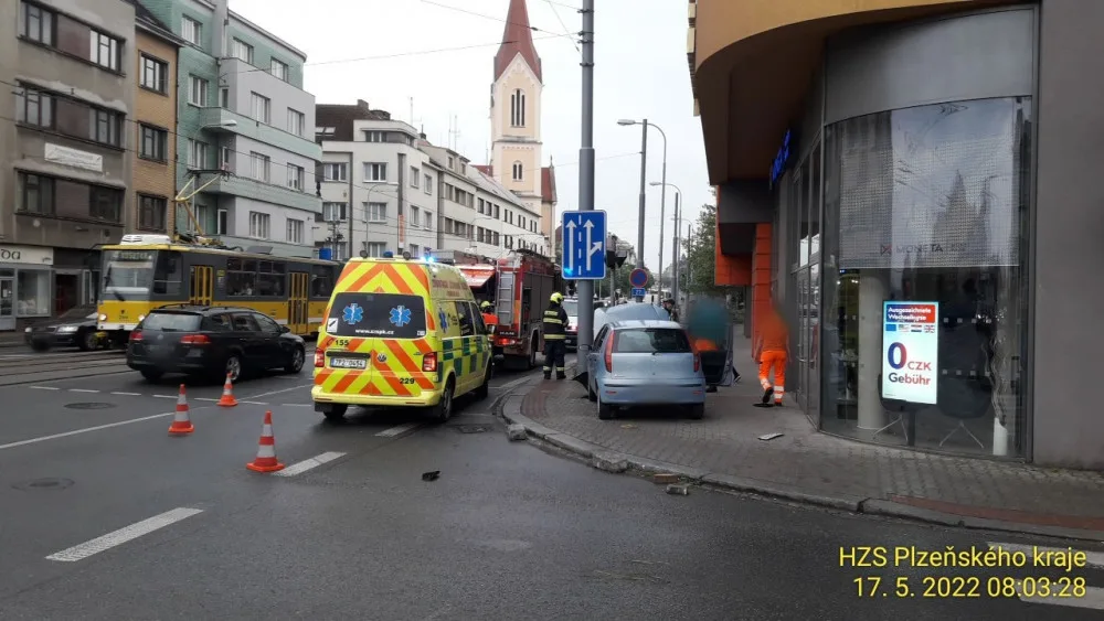 Mladá řidička se v Plzni zastavila až o semafor