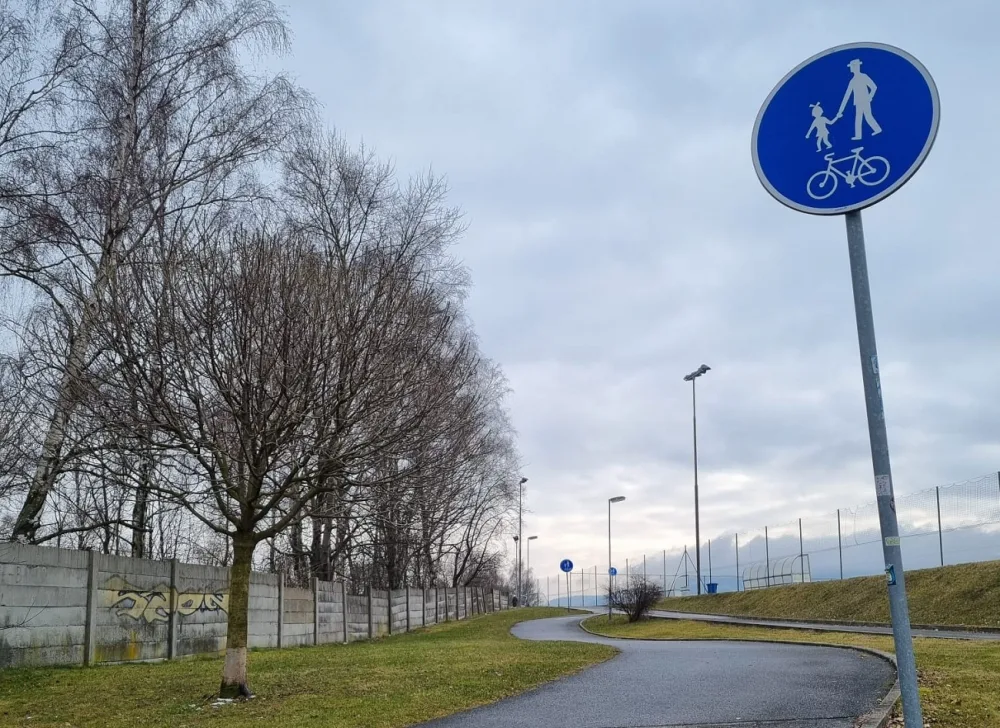 Cyklistu má na silnici chránit vyhrazený pruh. Jejich pravidla veřejnost často nezná