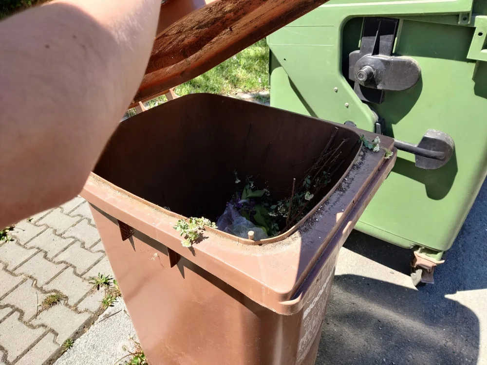 S bioodpadem by se mělo nakládat smysluplně, přesto obsah hnědých popelnic končí na skládce