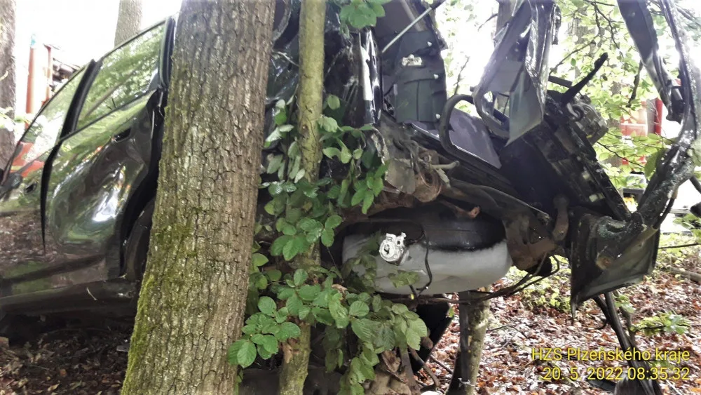 Osmnáctiletý řidič vyletěl se svým autem ze silnice do lesa a doslova ho pověsil na stromy