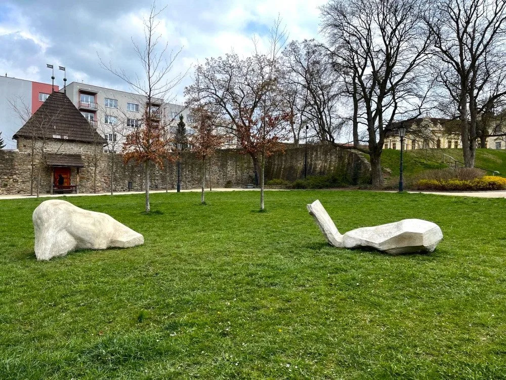 Vandal poničil ještě před zahájením výstavy i tato díla
