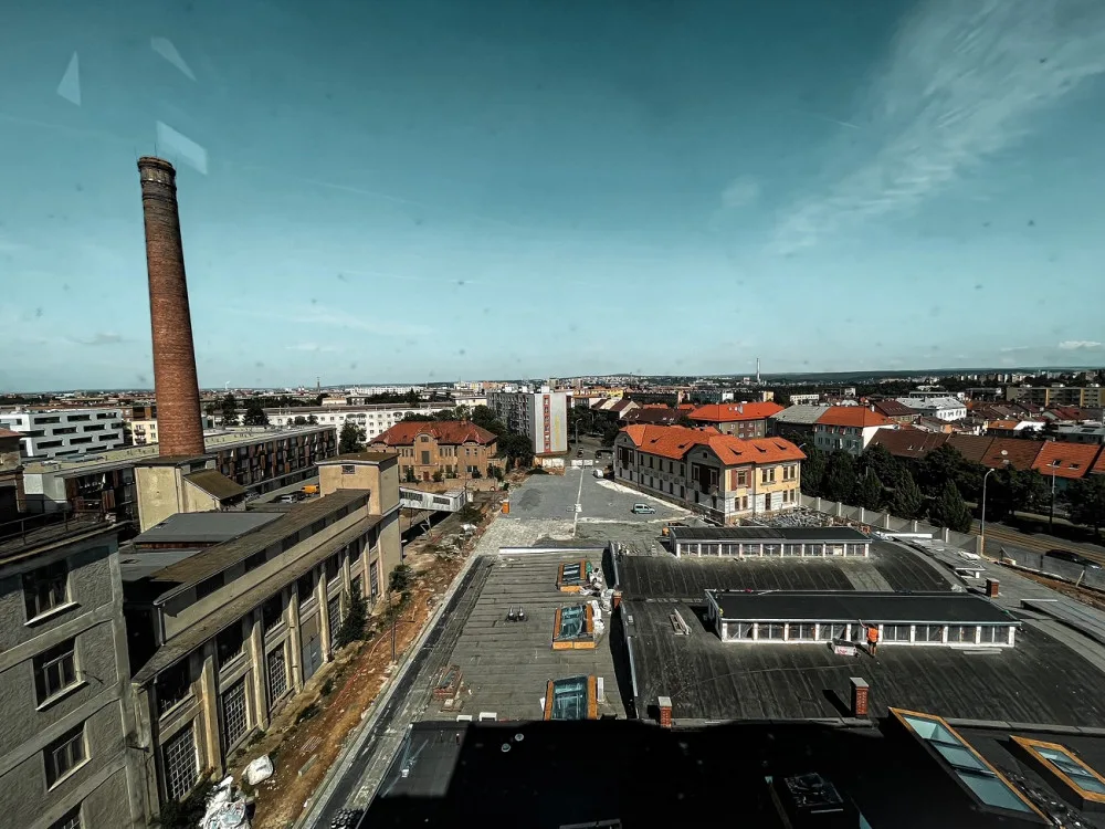Pohled z dokončovaného TechToweru na areál Světovar