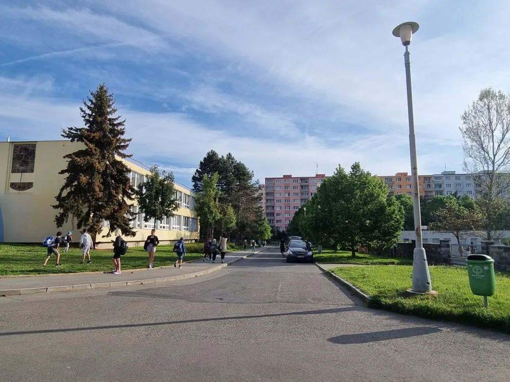 Rodiče už své ratolesti do školy neodvezou, obvod zakázal v ranních hodinách vjezd do ulice u základní školy