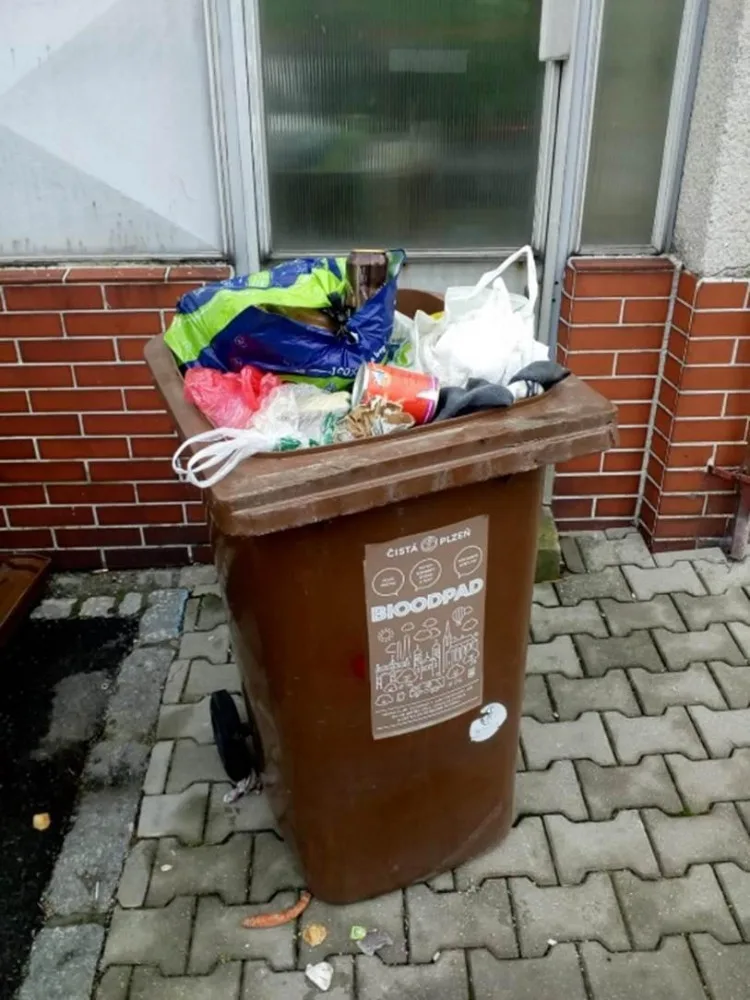 S bioodpadem by se mělo nakládat smysluplně, přesto obsah hnědých popelnic končí na skládce