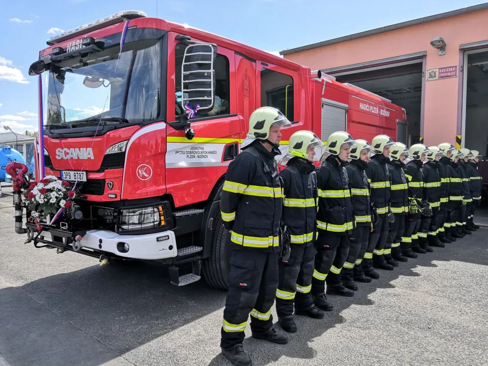 Dobrovolní hasiči v Plzni - Božkově převzali novou cisternu za osm milionů korun