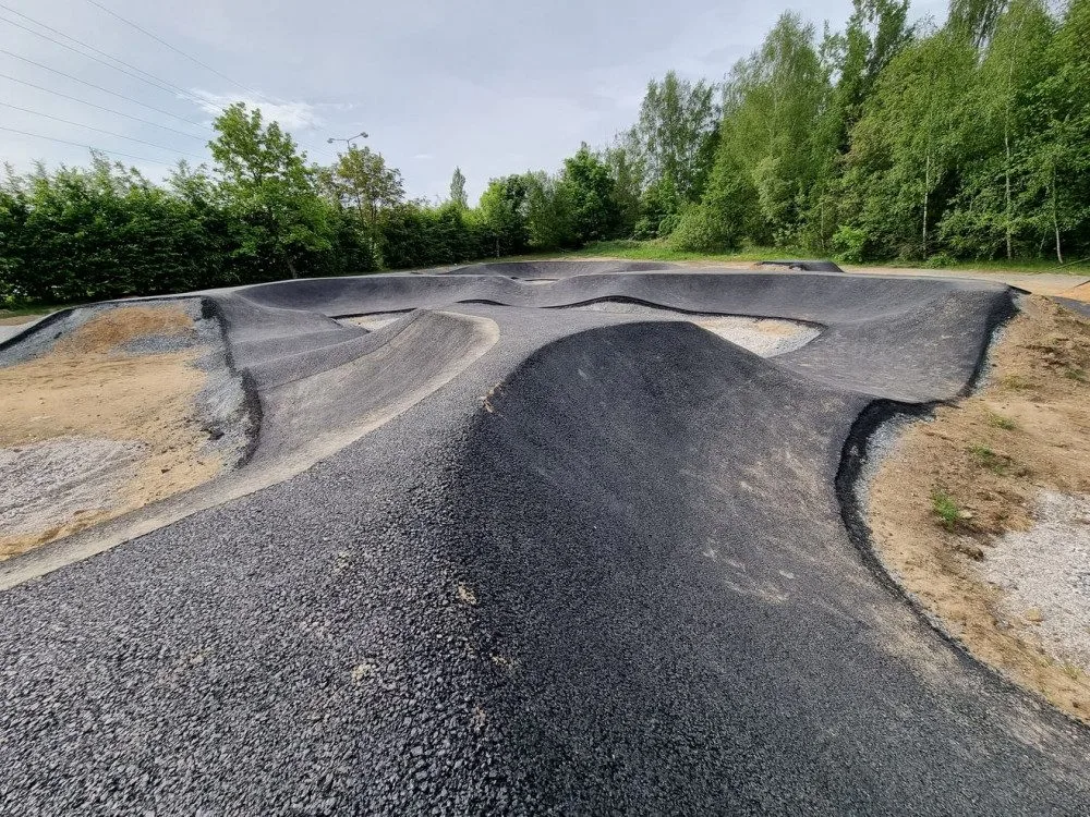 První pumptracková dráha ve městě se už brzy otevře veřejnosti, nedočkavá mládež se už teď prohání na staveništi