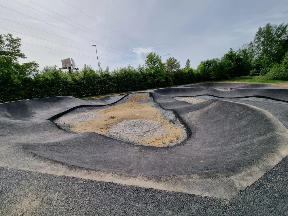 První pumptracková dráha ve městě se už brzy otevře veřejnosti, nedočkavá mládež se už teď prohání na staveništi