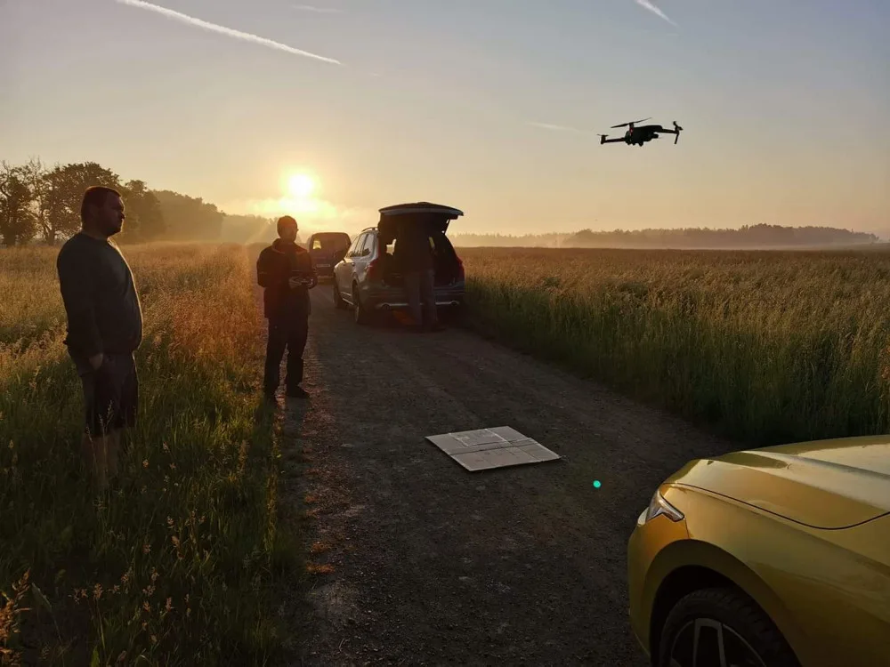 Piloti dronů musí využívat chladná rána, fot.o: Stop sečení srnčat
