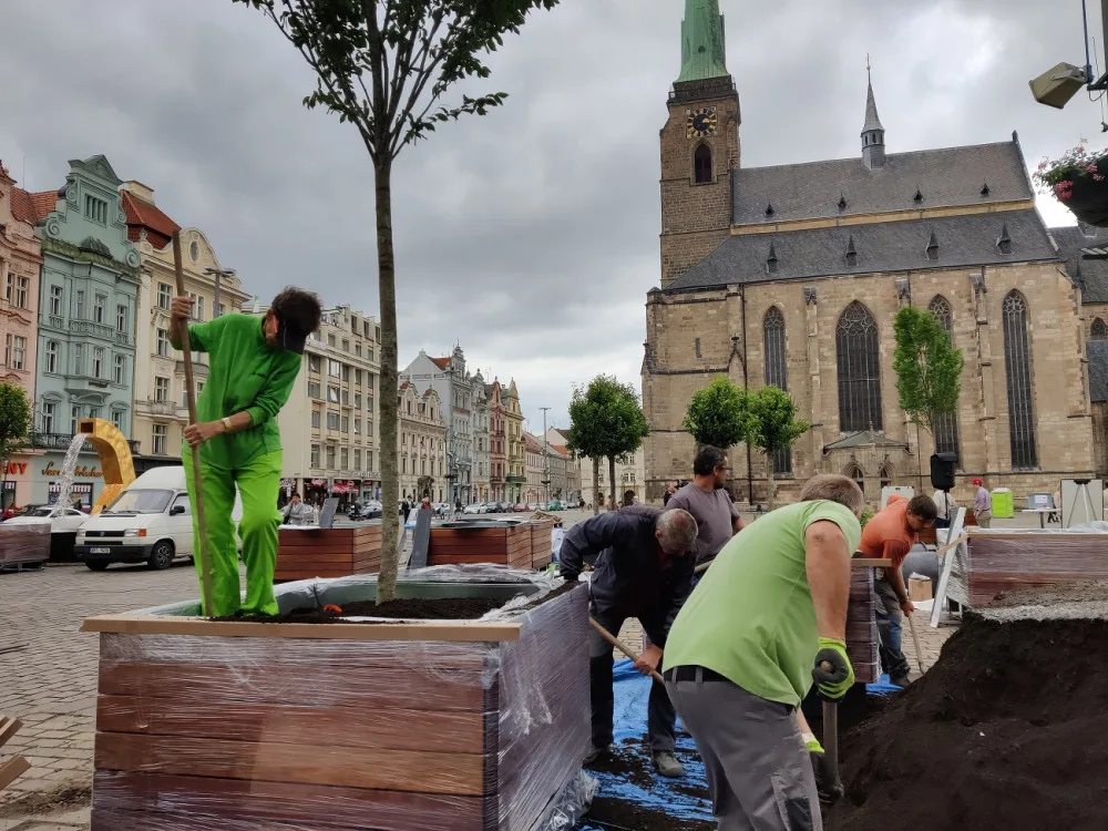 Na snímku nejsou zachycení vandalové, kteří v březnu květináče poškodili.