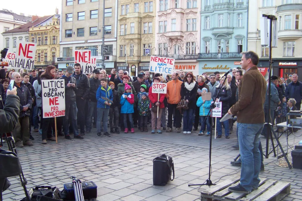 V roce 2017 se Pavel Bosák postavil do čela odporu proti obřímu průmyslovému parku v Plzni-Liticích. Záběr z projevu při demonstraci na Náměstí Republiky v Plzni.