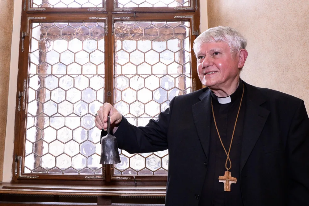 Prestižní Cenu 1. června a zvonec symbolizující Den prvního zvonění, převzal v Plzni Václav Malý, kněz a jeden z mluvčích Charty 77.