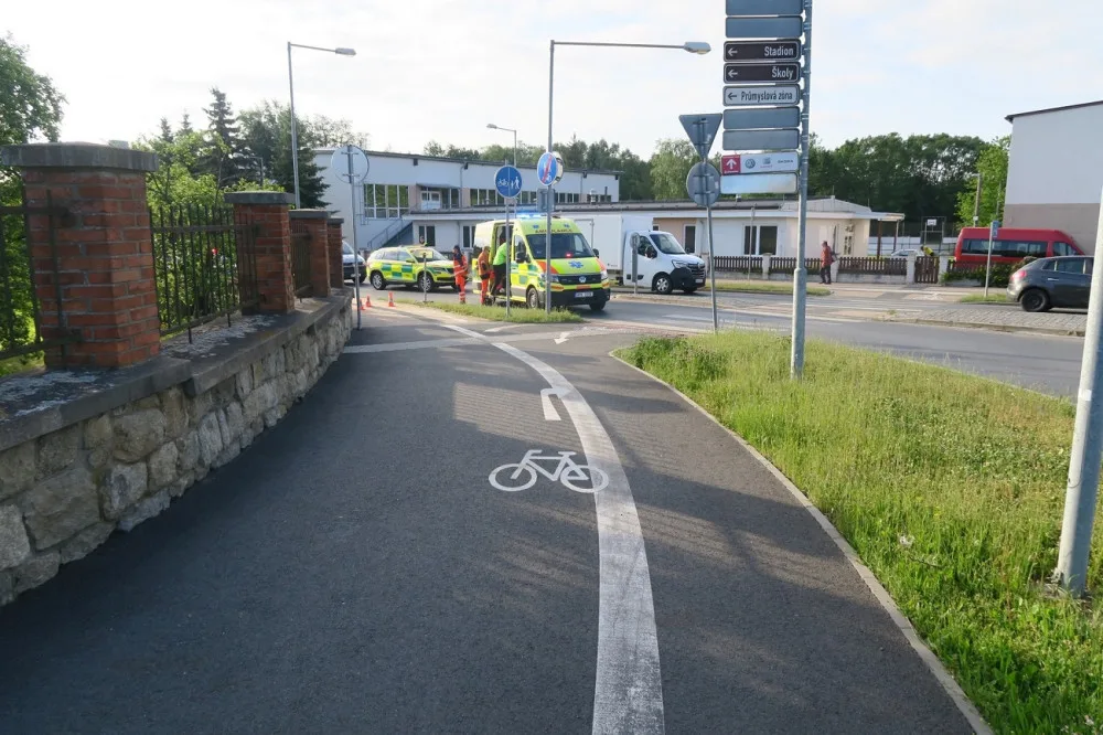 Při srážce dvou cyklistů se vážně zranila žena na elektrokole, neměla nasazenou helmu