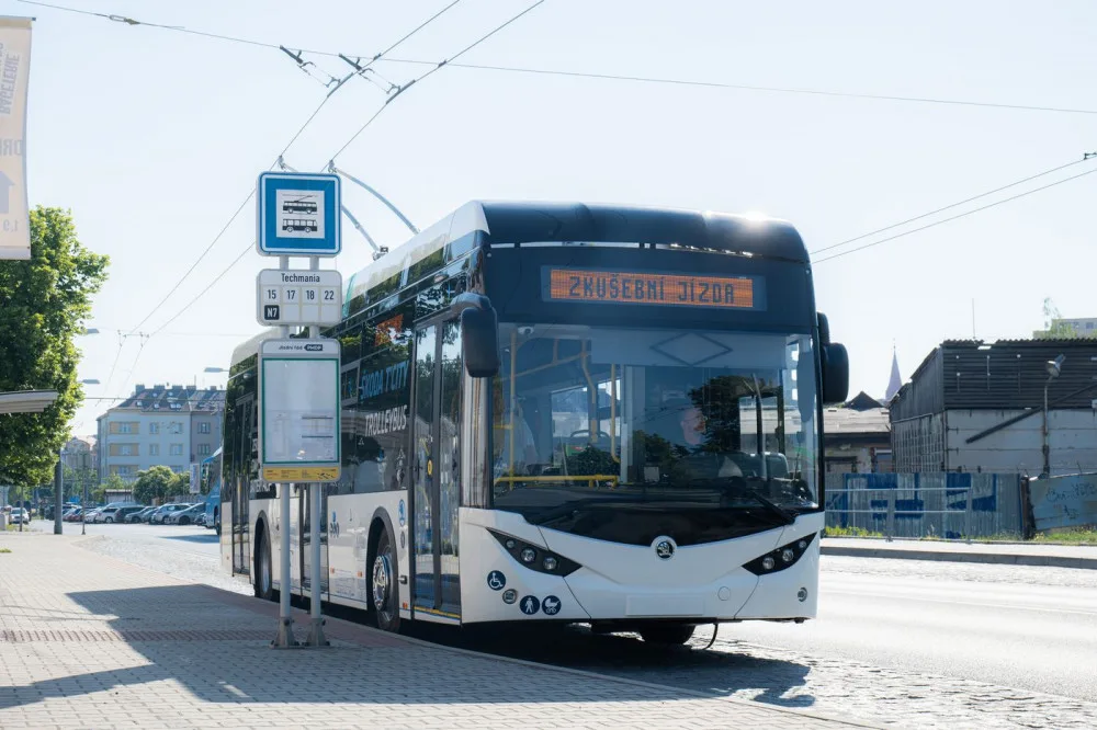 Do plzeňských ulic vyjel zcela nový typ škodováckého trolejbusu a zahájil testování v ostrém provozu