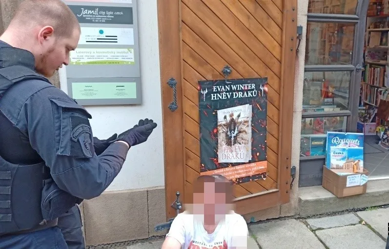 Celostátně hledaný muž se pokusil napadnout strážníka, skončil v poutech
