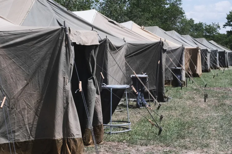 Takto vypadala stavba stanového městečka pro uprchlíky v Praze