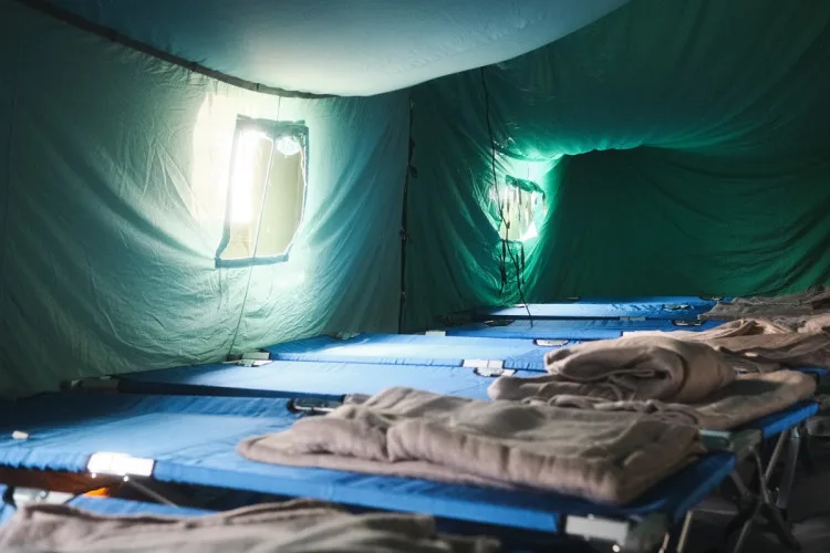 Takto vypadala stavba stanového městečka pro uprchlíky v Praze