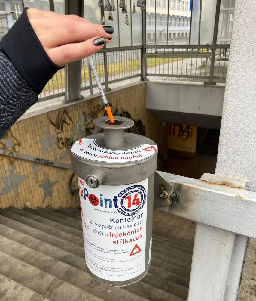 Kontejnery na použité injekční stříkačky se setkaly s úspěchem, umístěné jsou u nádraží nebo u Borského parku