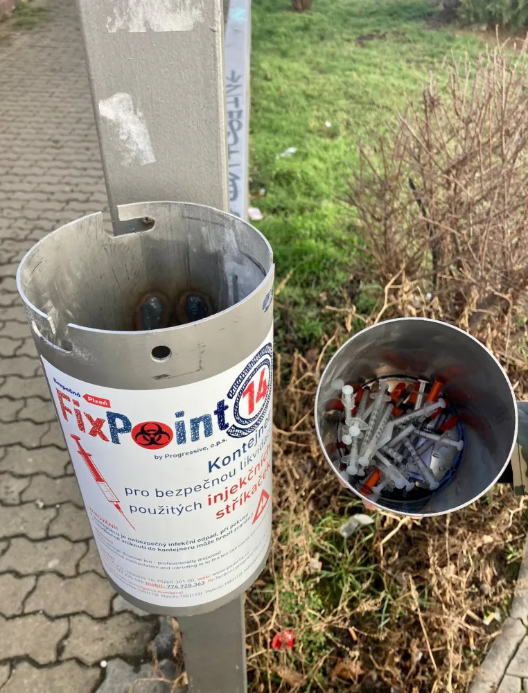 Kontejnery na použité injekční stříkačky se setkaly s úspěchem, umístěné jsou u nádraží nebo u Borského parku