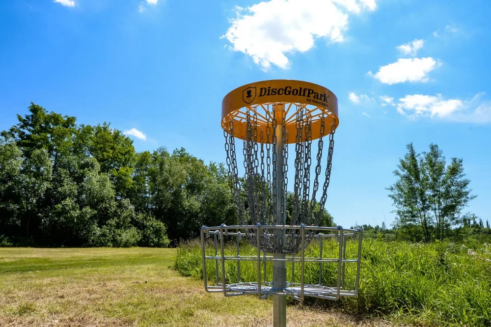 Zájemcům se otevřelo nové discgolfové hřiště, jde o teprve druhé podobné sportoviště v Plzni