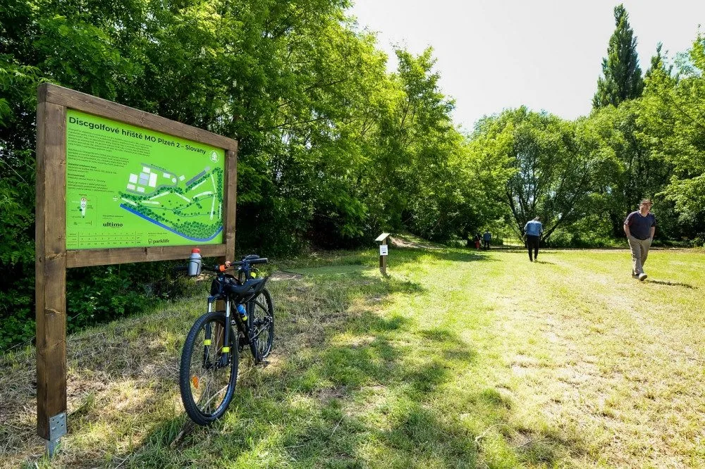 Zájemcům se otevřelo nové discgolfové hřiště, jde o teprve druhé podobné sportoviště v Plzni