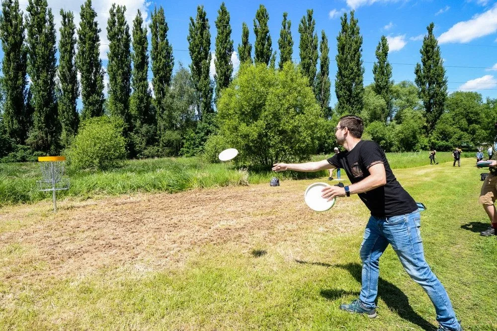 Zájemcům se otevřelo nové discgolfové hřiště, jde o teprve druhé podobné sportoviště v Plzni