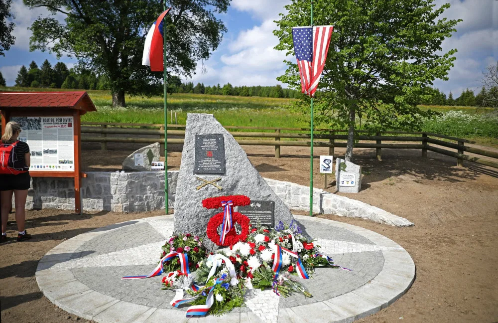 Nový památník připomíná vojáky americké 90. pěší divize