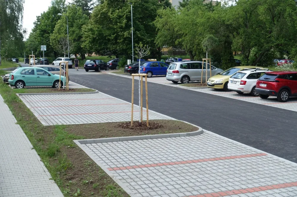 Nová parkovací stání vznikla v ulici U Pražské dráhy