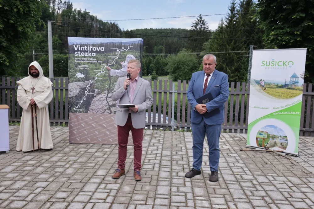 Na šumavské Vintířově stezce odhalili sochu sv. Vintíře, jde o obdobu slavné poutní cesty do španělského Santiaga