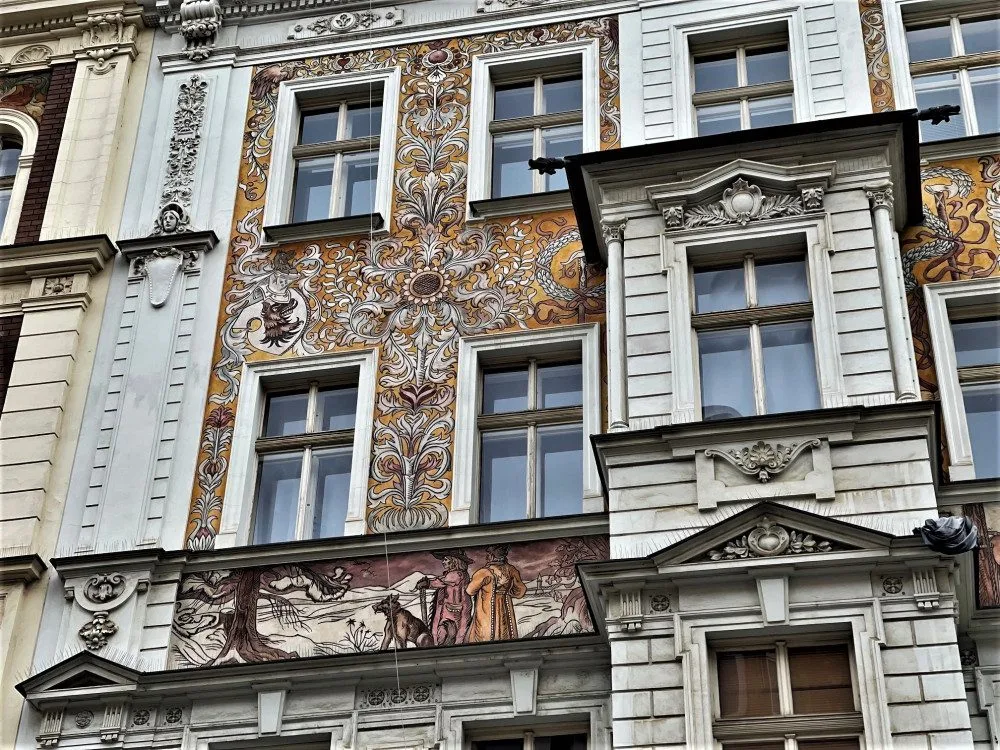 Tato galerie nikdy nezavírá. Malby slavného malíře Mikoláše Alše zdobí v Plzni téměř dvacet měšťanských domů
