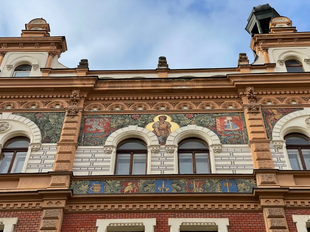 Tato galerie nikdy nezavírá. Malby slavného malíře Mikoláše Alše zdobí v Plzni téměř dvacet měšťanských domů