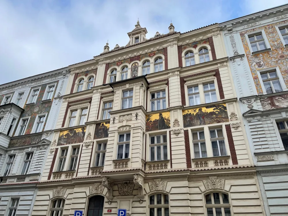 Tato galerie nikdy nezavírá. Malby slavného malíře Mikoláše Alše zdobí v Plzni téměř dvacet měšťanských domů