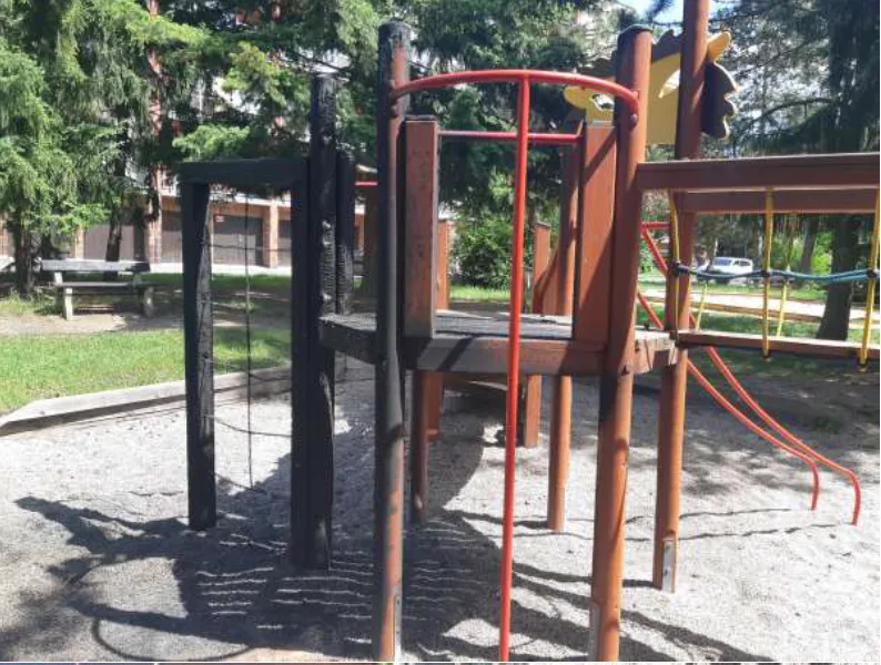 Poničené hřiště v Plzni na Slovanech, foto: PČR
