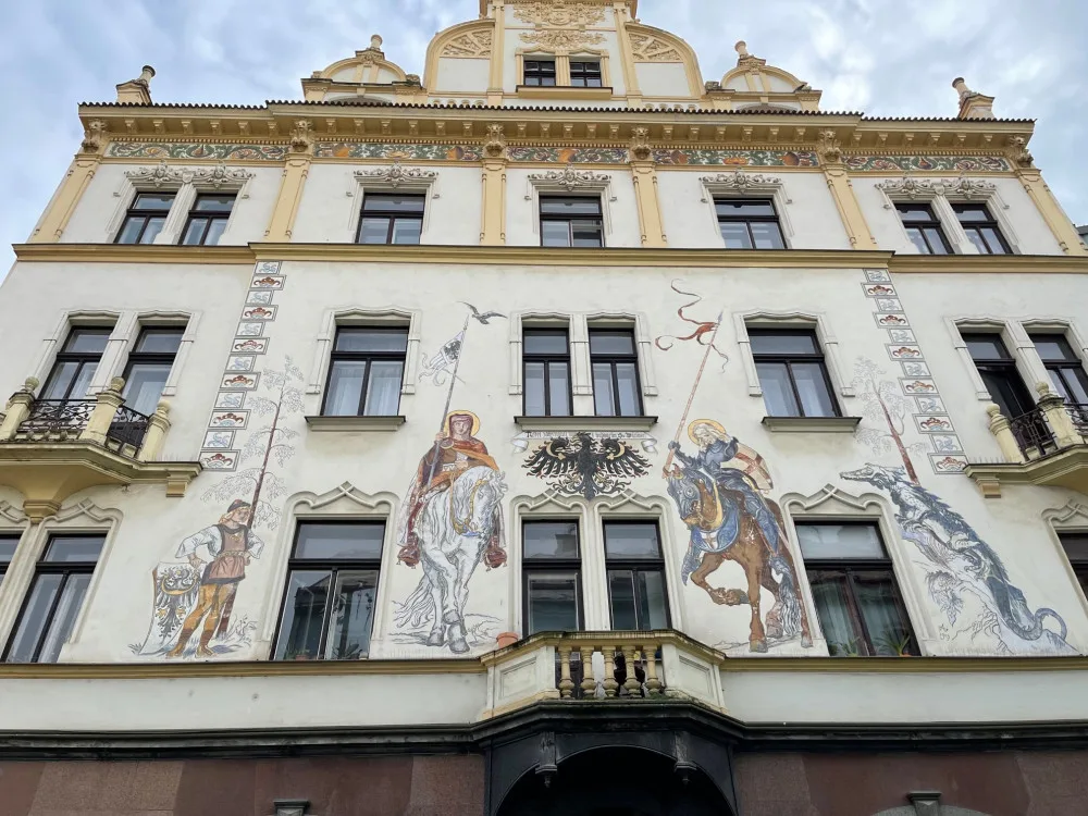 Tato galerie nikdy nezavírá. Malby slavného malíře Mikoláše Alše zdobí v Plzni téměř dvacet měšťanských domů