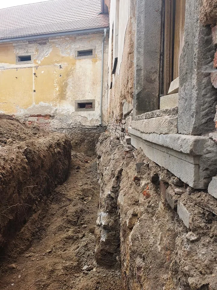 Rekonstrukce nádvoří zámku v Boru u Tachova vydala nečekané objevy z období středověku