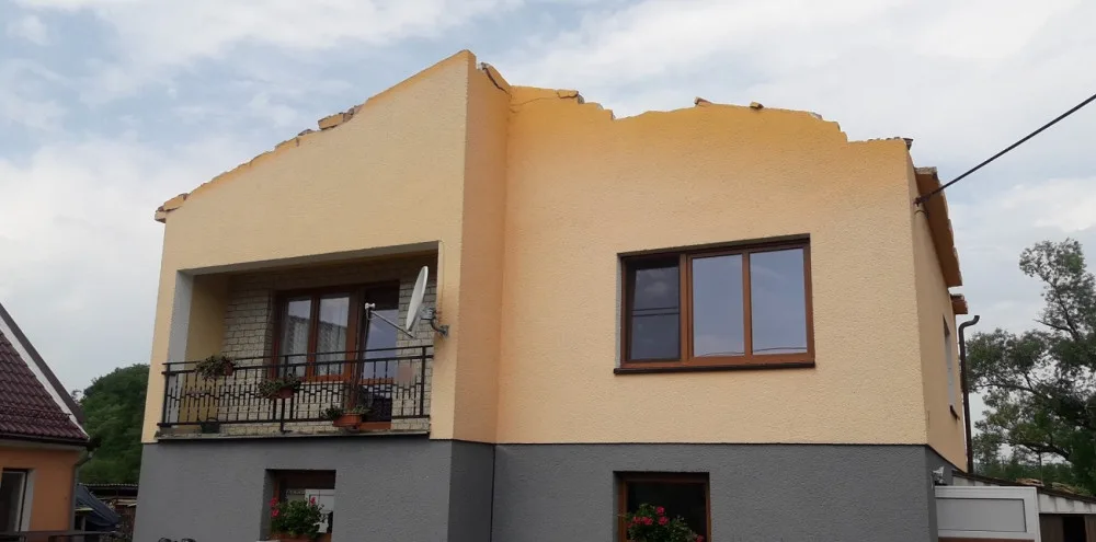 Silný vítr urval střechu rodinného domu a další poškodil, strom na kolejích zastavil také mezinárodní vlak