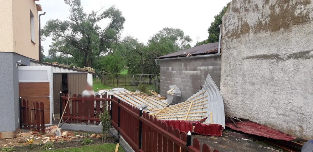 Silný vítr urval střechu rodinného domu a další poškodil, strom na kolejích zastavil také mezinárodní vlak