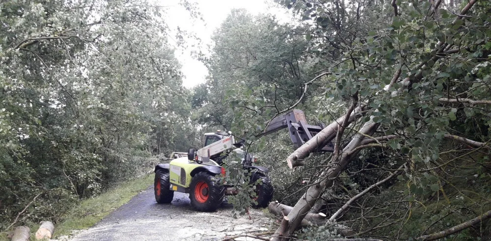 Silný vítr urval střechu rodinného domu a další poškodil, strom na kolejích zastavil také mezinárodní vlak