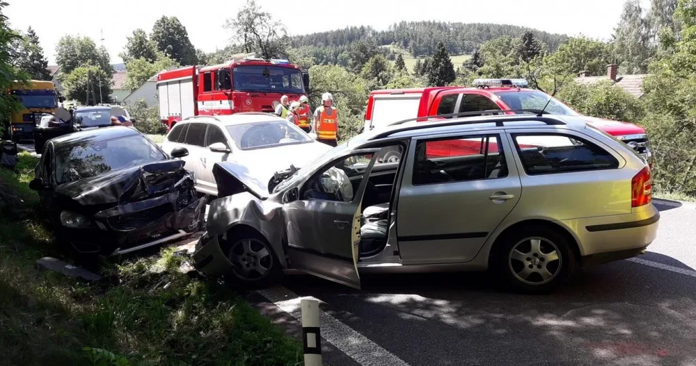 Po čelním střetu dvou automobilů u Kokšína zemřela na následky těžkých zranění seniorka