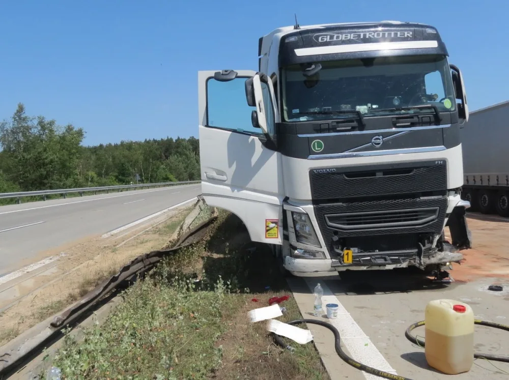 Rychle jedoucí kamion nezvládl předjíždění na dálnici D5 a skončil ve svodidlech. Škoda je 1,4 milionu