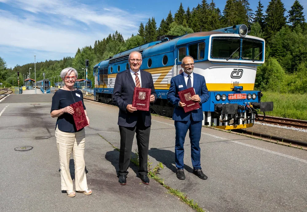 Plzeňský kraj a bavorské okresy si budou od 1. července uznávat přeshraniční celodenní jízdenky. Slavnostní podpis smlouvy na česko-bavorském nádraží v Železné Rudě Alžbětíně