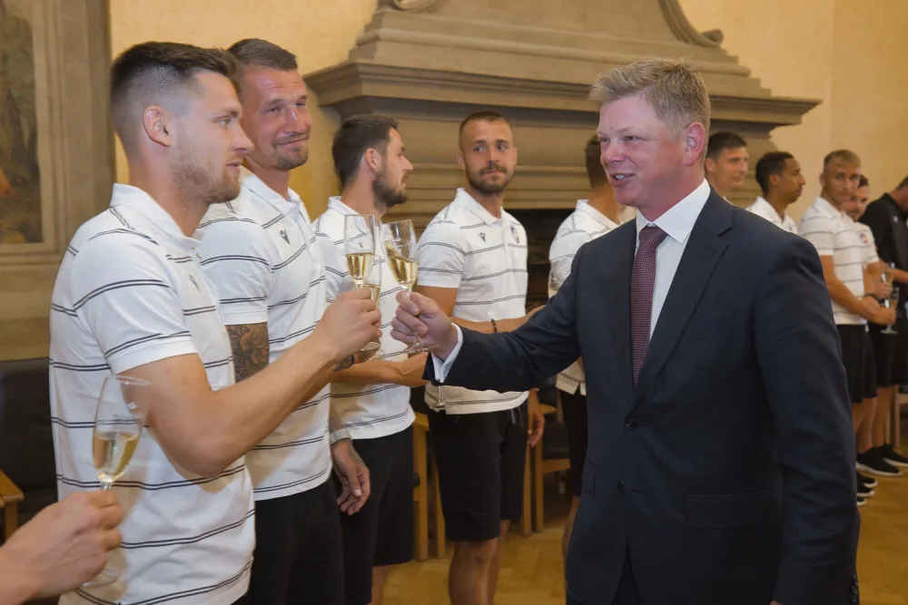 Viktoriánům poděkovalo za mistrovský titul vedení města Plzně, na snímku s hráči primátor Pavel Šindelář